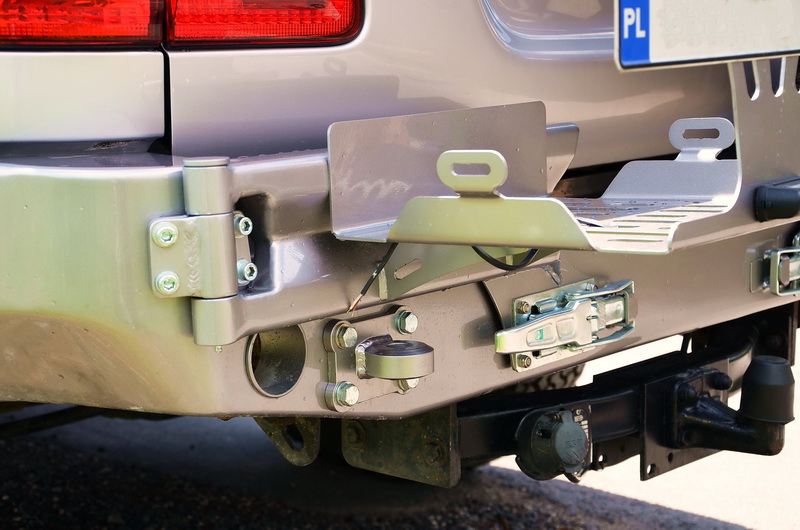 Zadní nárazník Toyota LC 100 s držákem rezervního kola