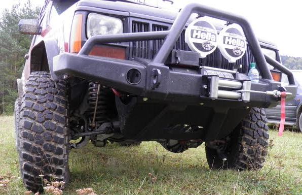 Přední nárazník s lůžkem pro naviják Jeep Cherokee XJ 1984-1996