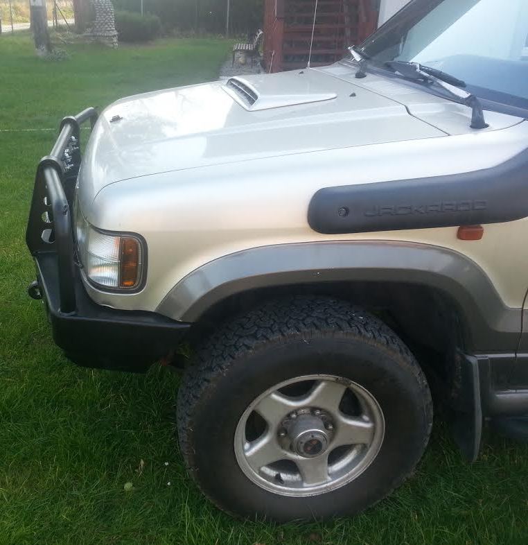 Přední nárazník s lůžkem pro naviják Isuzu Troopr 92-97 bez ochranného rámu