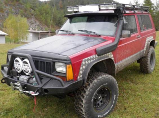 Přední nárazník s lůžkem pro naviják Jeep Cherokee XJ 1984-1996