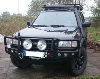 Přední nárazník s lůžkem pro naviják Opel Frontera B s ochranným rámem