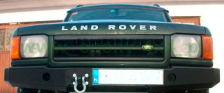Přední nárazník s posunutým lůžkem pro naviják Land Rover Discovery II